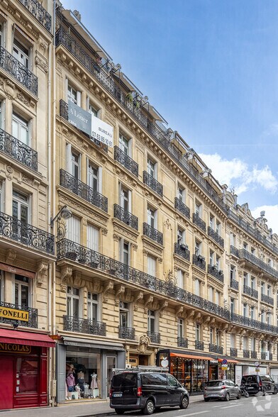 33 Rue Marbeuf, Paris à louer - Photo de l’immeuble – Image 2 sur 2