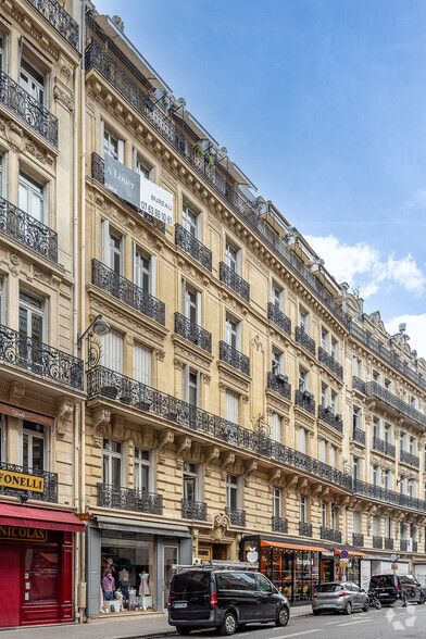 33 Rue Marbeuf, Paris à louer - Photo de l’immeuble – Image 3 sur 3