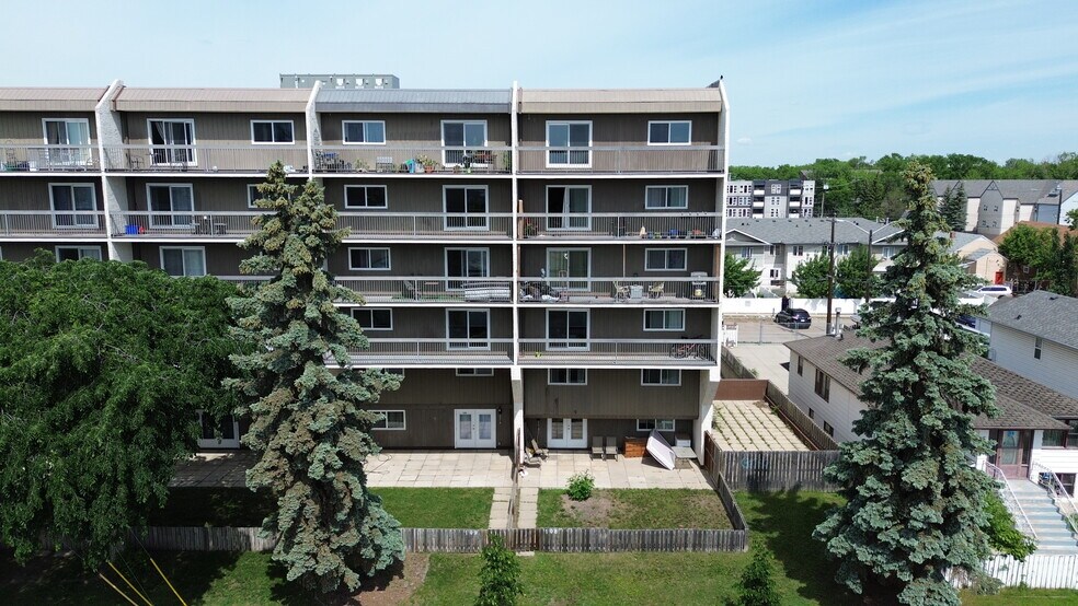 9342 103rd Ave NW, Edmonton, AB à vendre - Photo de l’immeuble – Image 3 sur 18