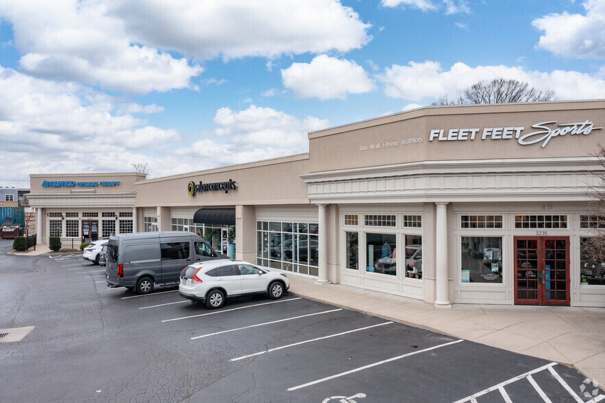 3235 Madison Rd, Cincinnati, OH à louer - Photo principale – Image 1 sur 3