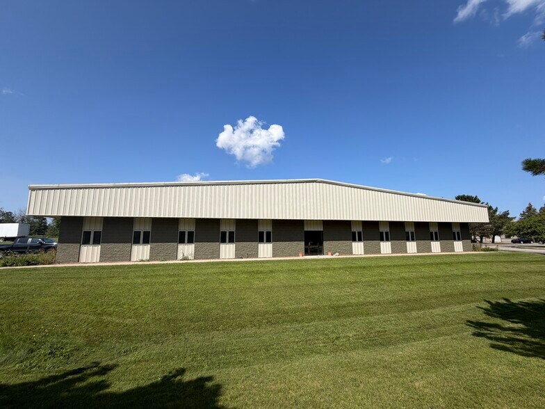 2291 Traversefield Dr, Traverse City, MI à louer - Photo de l’immeuble – Image 1 sur 35