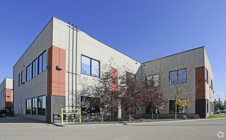 2544 Ellwood Dr, Edmonton, AB à louer - Photo de l’immeuble – Image 3 sur 3