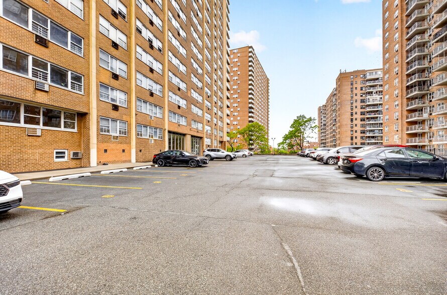 4370 Kissena Blvd, Flushing, NY à louer - Photo de l’immeuble – Image 3 sur 3