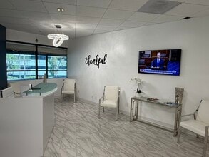 21900 Burbank, Woodland Hills, CA à louer Photo intérieure– Image 1 sur 14