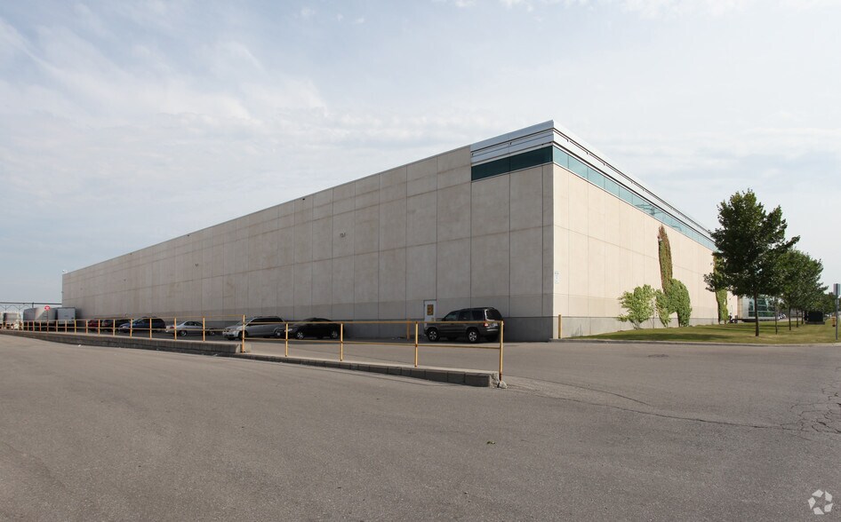 210 Great Gulf Dr, Vaughan, ON à louer - Photo de l’immeuble – Image 2 sur 2