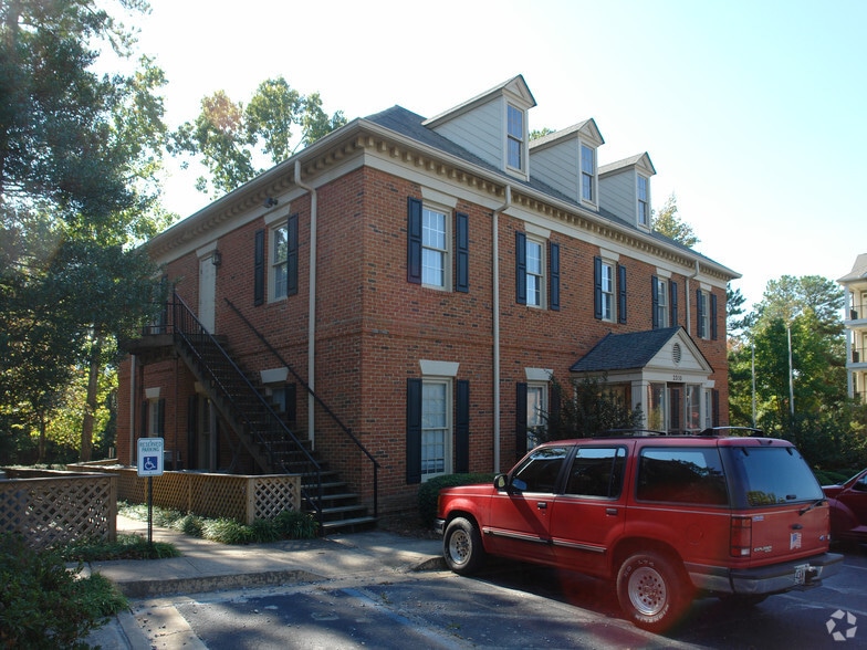 2310 Peachford Rd, Atlanta, GA à louer - Photo de l’immeuble – Image 3 sur 13