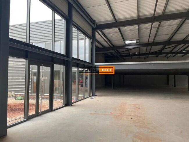 Plus de détails pour Local d’activités à vendre