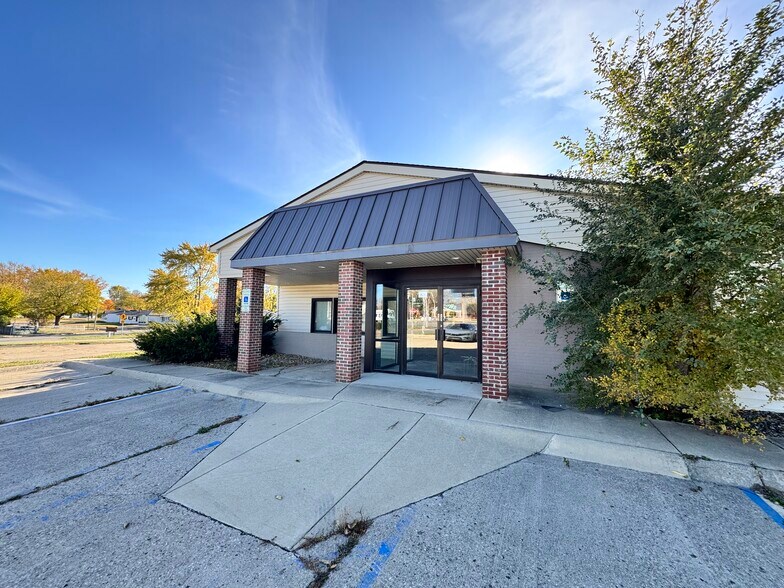 525 E Hartman Rd, Anderson, IN à vendre - Photo de l’immeuble – Image 1 sur 36