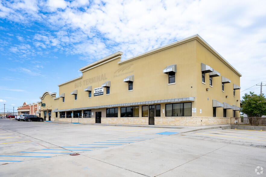 8915 San Dario Ave, Laredo, TX à louer - Photo de l’immeuble – Image 1 sur 23