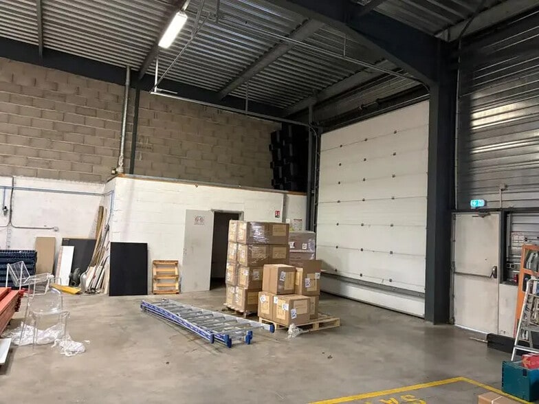 Local d’activités dans Saint-Priest à louer - Photo intérieure – Image 1 sur 5