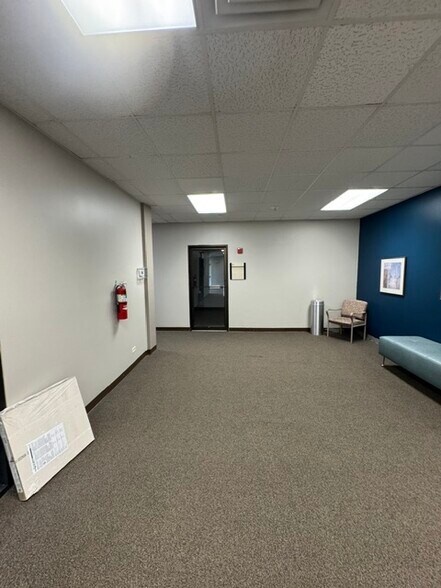 507 W Kendall Dr, Yorkville, IL à louer - Hall d’entrée – Image 2 sur 32