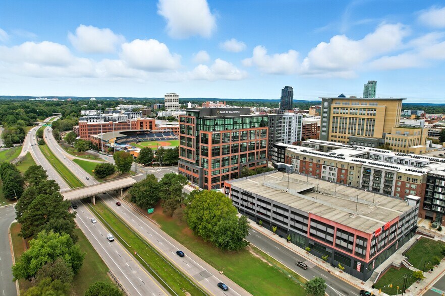 555 S Mangum St, Durham, NC à louer - Photo de l’immeuble – Image 3 sur 8