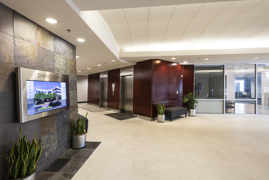 4222 E Thomas Rd, Phoenix, AZ à louer - Hall d’entrée – Image 2 sur 4