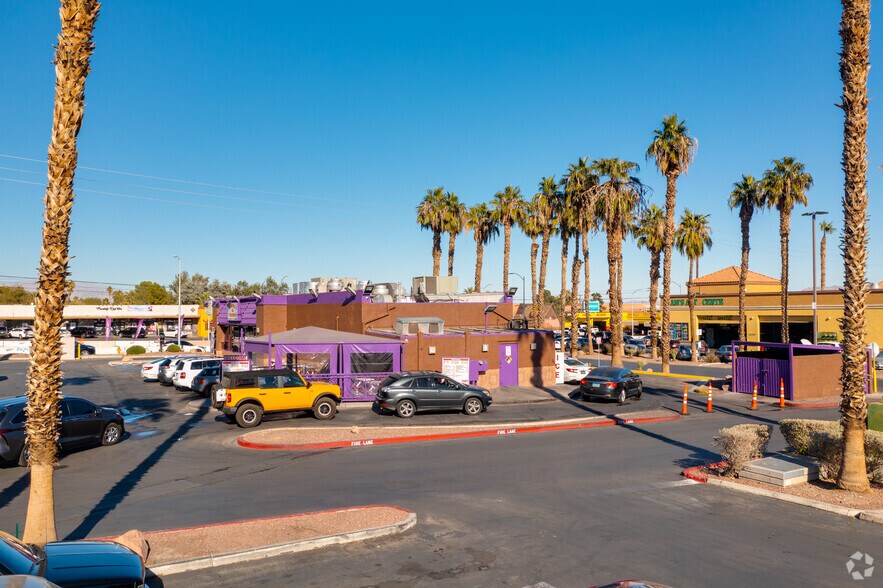 1720-1868 E Charleston Blvd, Las Vegas, NV à louer - Photo de l’immeuble – Image 3 sur 4