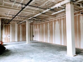 2321 Troost Ave, Kansas City, MO à louer Photo intérieure– Image 1 sur 2