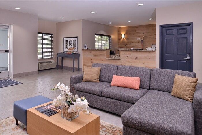 2210 Abbott Dr, Carter Lake, IA à vendre - Photo intérieure – Image 3 sur 25