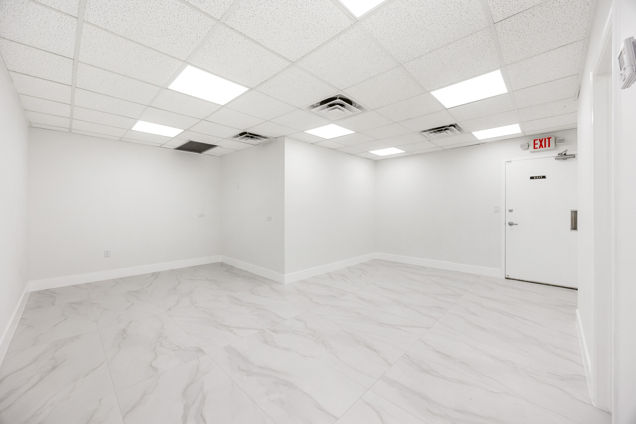 150 NW 70th Ave, Plantation, FL à louer Photo intérieure– Image 1 sur 12