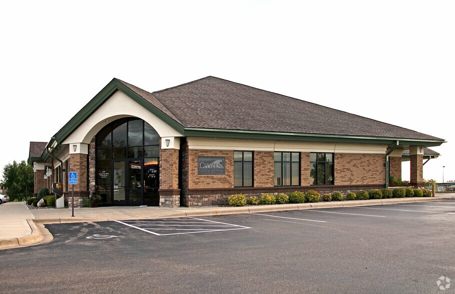 145 Nelson Blvd, Montrose, MN à louer - Photo principale – Image 1 sur 2