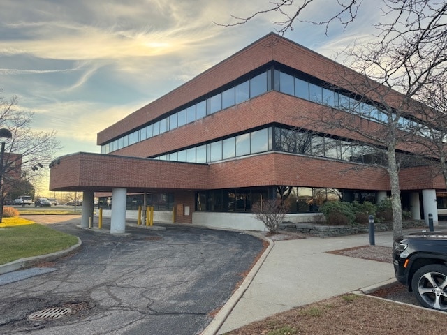 300 Interstate Corporate Cent, Williston, VT à louer - Photo principale – Image 1 sur 7