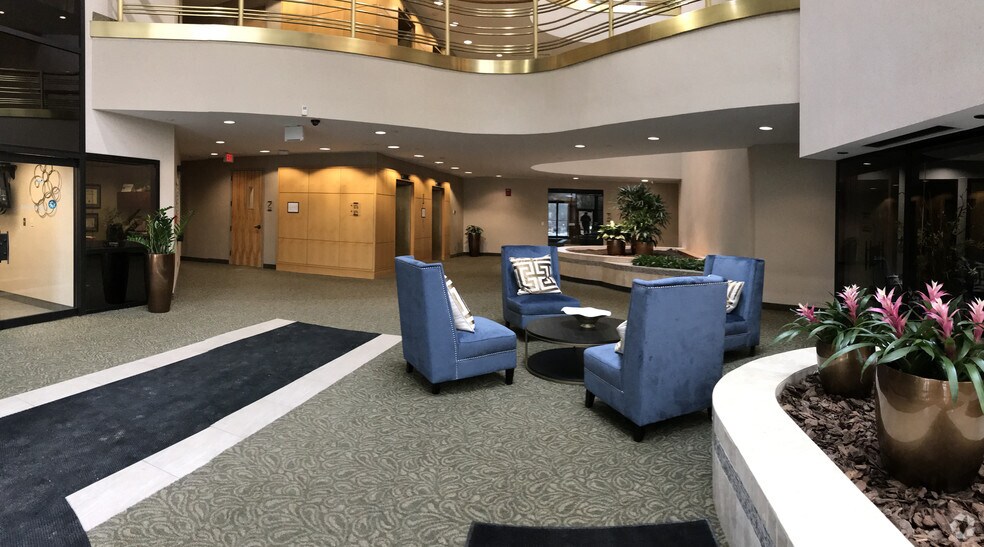 250 Old Wilson Bridge Rd, Worthington, OH à louer - Hall d’entrée – Image 2 sur 8