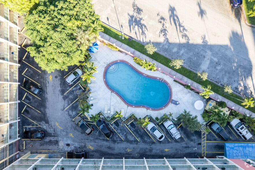 1101-1111 E Ponce De Leon Blvd, Miami, FL à vendre - Photo de l’immeuble – Image 3 sur 5