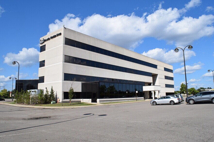 1560 E Maple Rd, Troy, MI à louer - Photo de l’immeuble – Image 1 sur 19