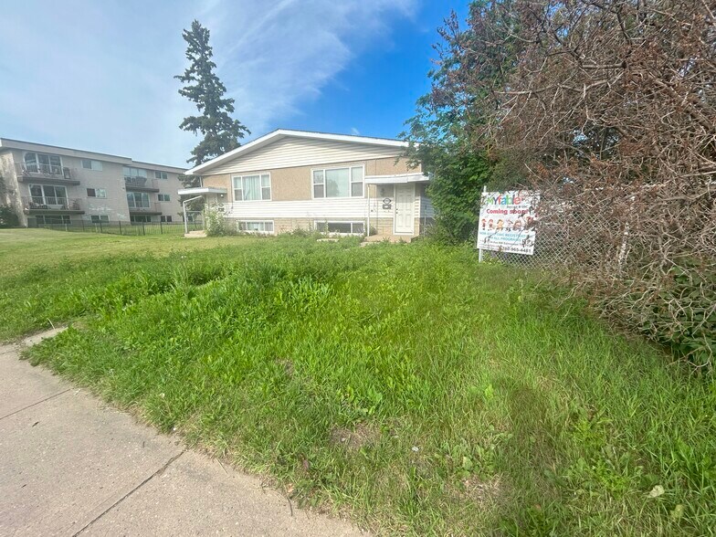 12703 134 Av NW, Edmonton, AB à vendre - Photo de l’immeuble – Image 3 sur 23