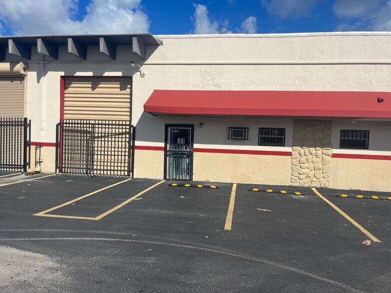 13740 NW 19th Ave, Opa Locka, FL à louer - Photo de l’immeuble – Image 3 sur 26