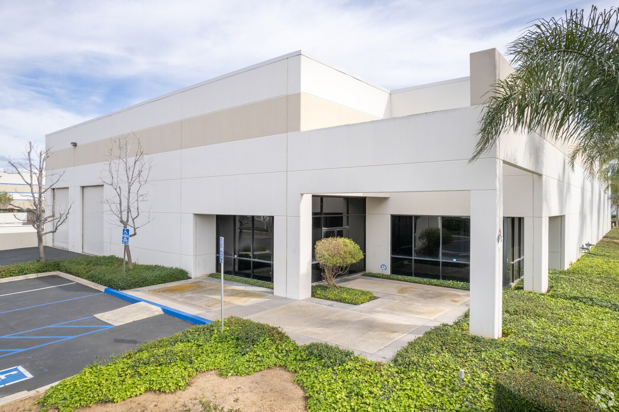 2395 Railroad St, Corona, CA à louer Photo principale– Image 1 sur 8