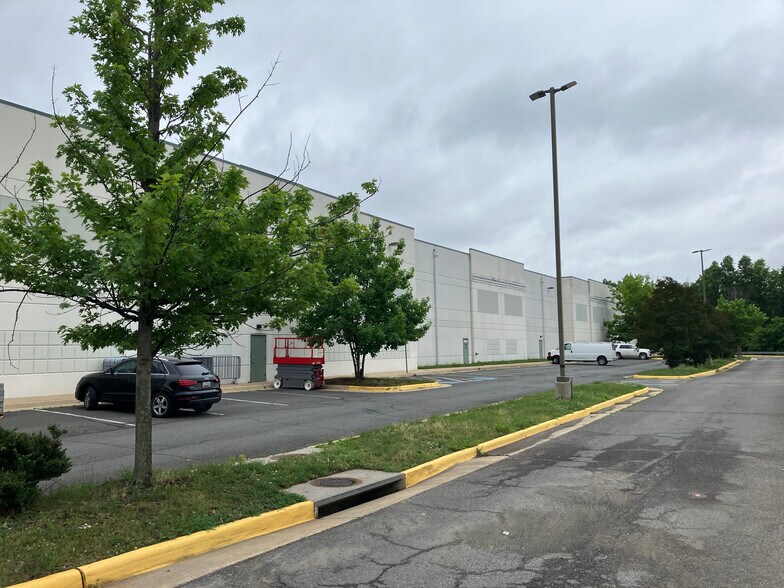 21610 Atlantic Blvd, Sterling, VA à vendre - Photo de l’immeuble – Image 2 sur 7
