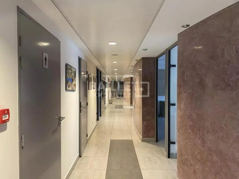 Bureau dans Fréjus à louer - Photo de l’immeuble – Image 2 sur 12