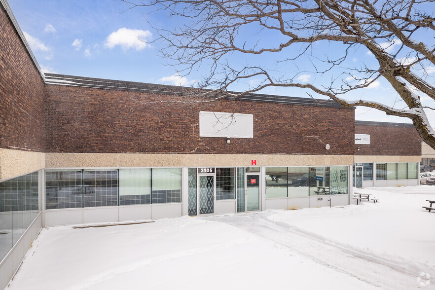 2401-2465 Ave 46th, Montréal, QC à louer - Photo de l’immeuble – Image 3 sur 7