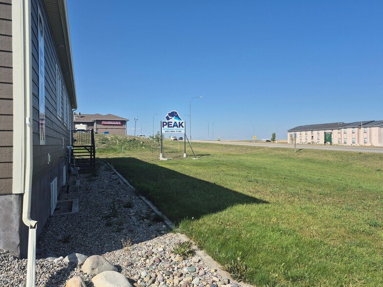 1340 Veterans St, Pincher Creek No 9, AB à vendre - Photo de l’immeuble – Image 3 sur 22