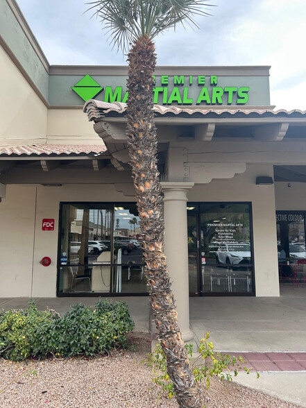 4025 E Chandler Blvd, Phoenix, AZ à louer - Photo de l’immeuble – Image 2 sur 5