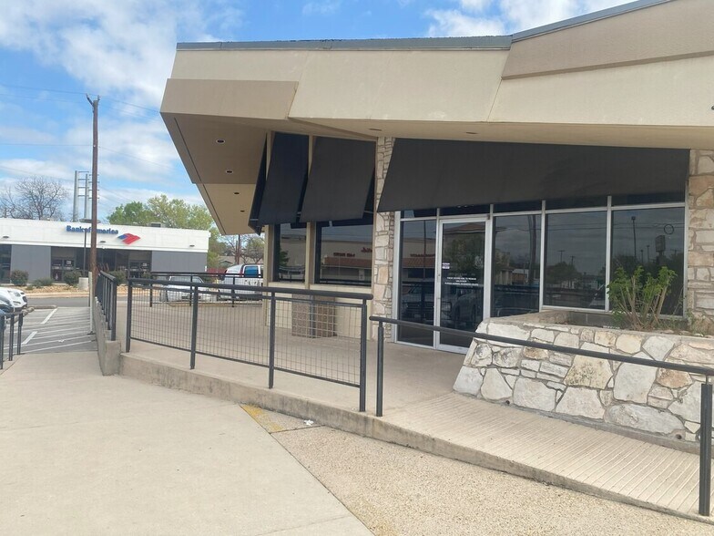 3400 San Pedro Ave, San Antonio, TX à louer - Photo de l’immeuble – Image 3 sur 24