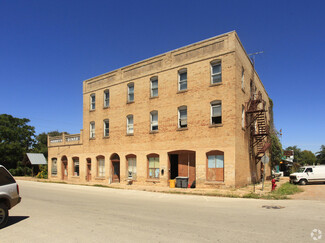 Plus de détails pour 111 NE 2nd St, Smithville, TX - Hôtellerie à vendre