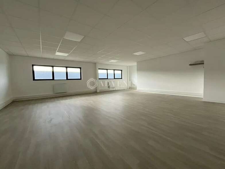 Local d’activités dans Lieusaint à louer - Photo intérieure – Image 3 sur 12