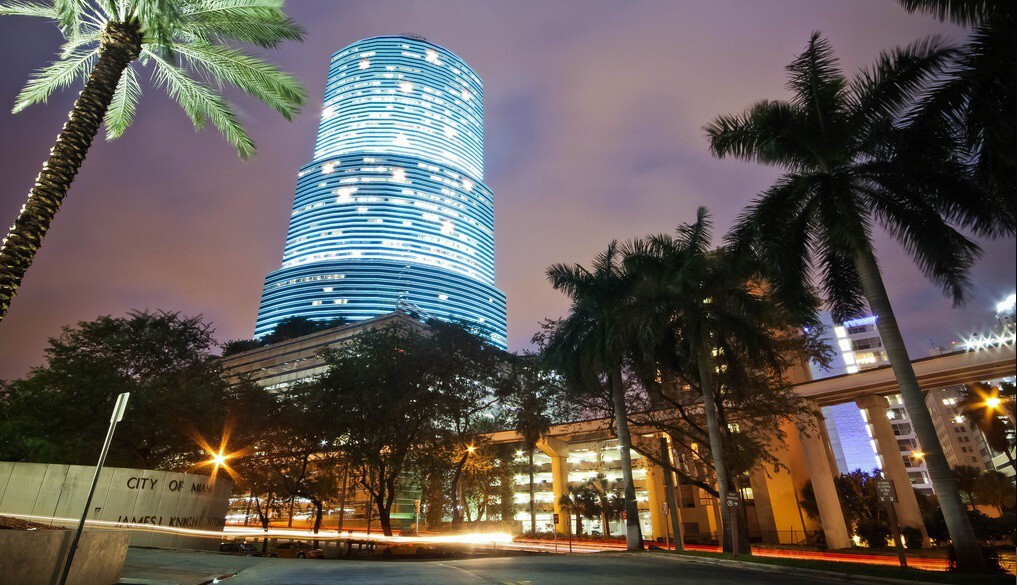 100 SE 2nd St, Miami, FL à louer Photo de l’immeuble– Image 1 sur 6