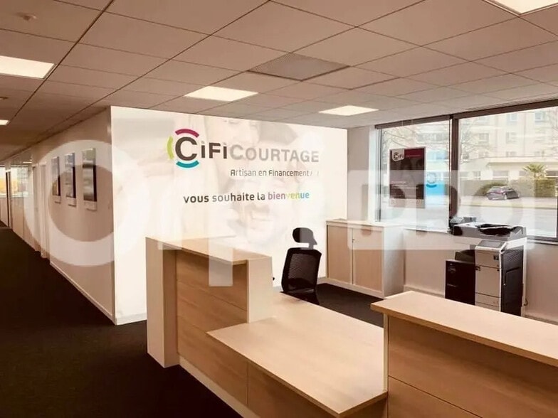 Bureau dans Compiègne à louer - Photo de l’immeuble – Image 2 sur 12