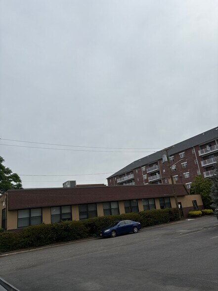 32 Dicarolis Ct, Hackensack, NJ à louer - Photo de l’immeuble – Image 2 sur 2