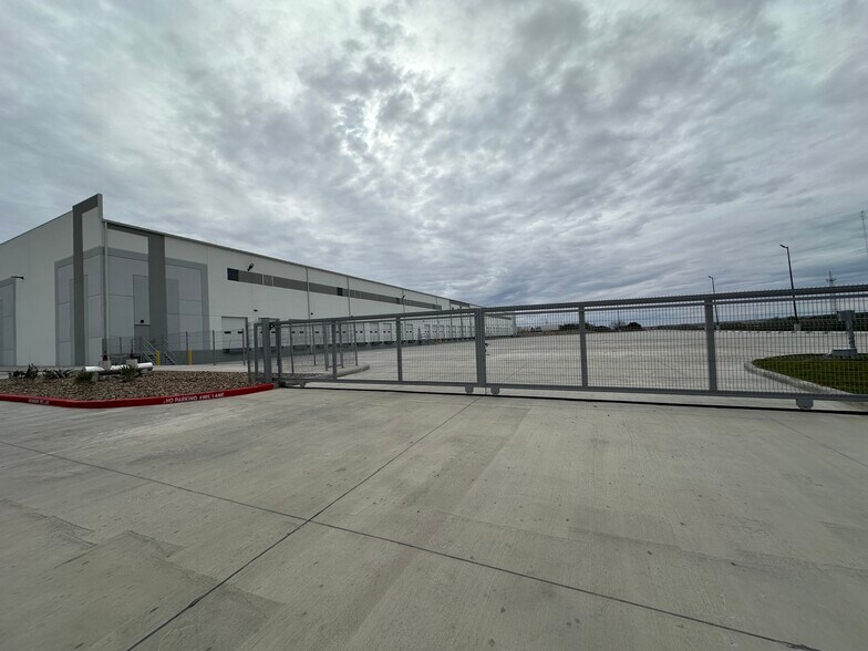 102 Tottenham Dr., Laredo, TX à louer - Photo de l’immeuble – Image 3 sur 8