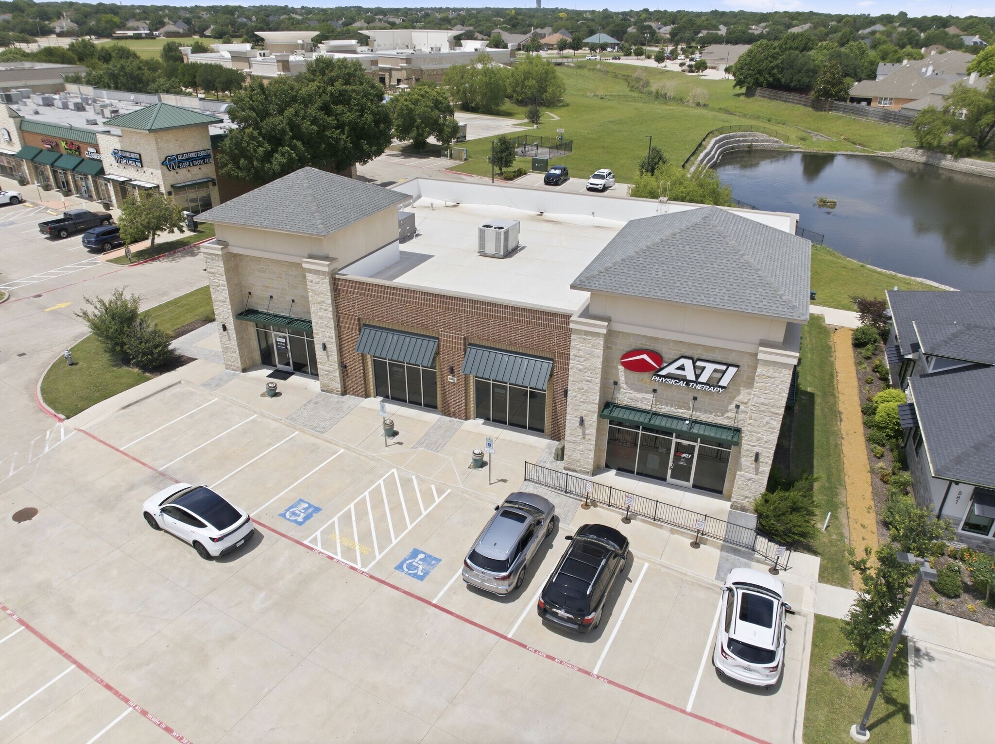 861 N Tarrant Pky, Keller, TX à louer Photo principale– Image 1 sur 11