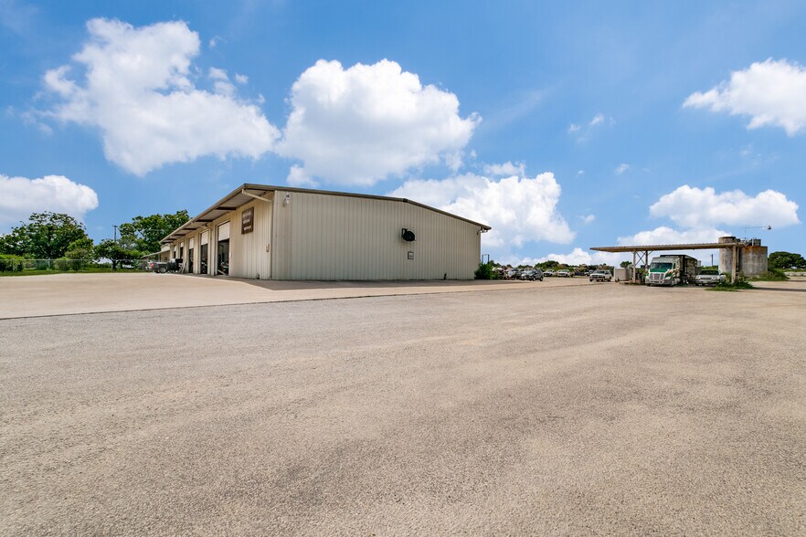 14685 Old Frio City Rd, Lytle, TX à vendre - Photo de l’immeuble – Image 3 sur 41