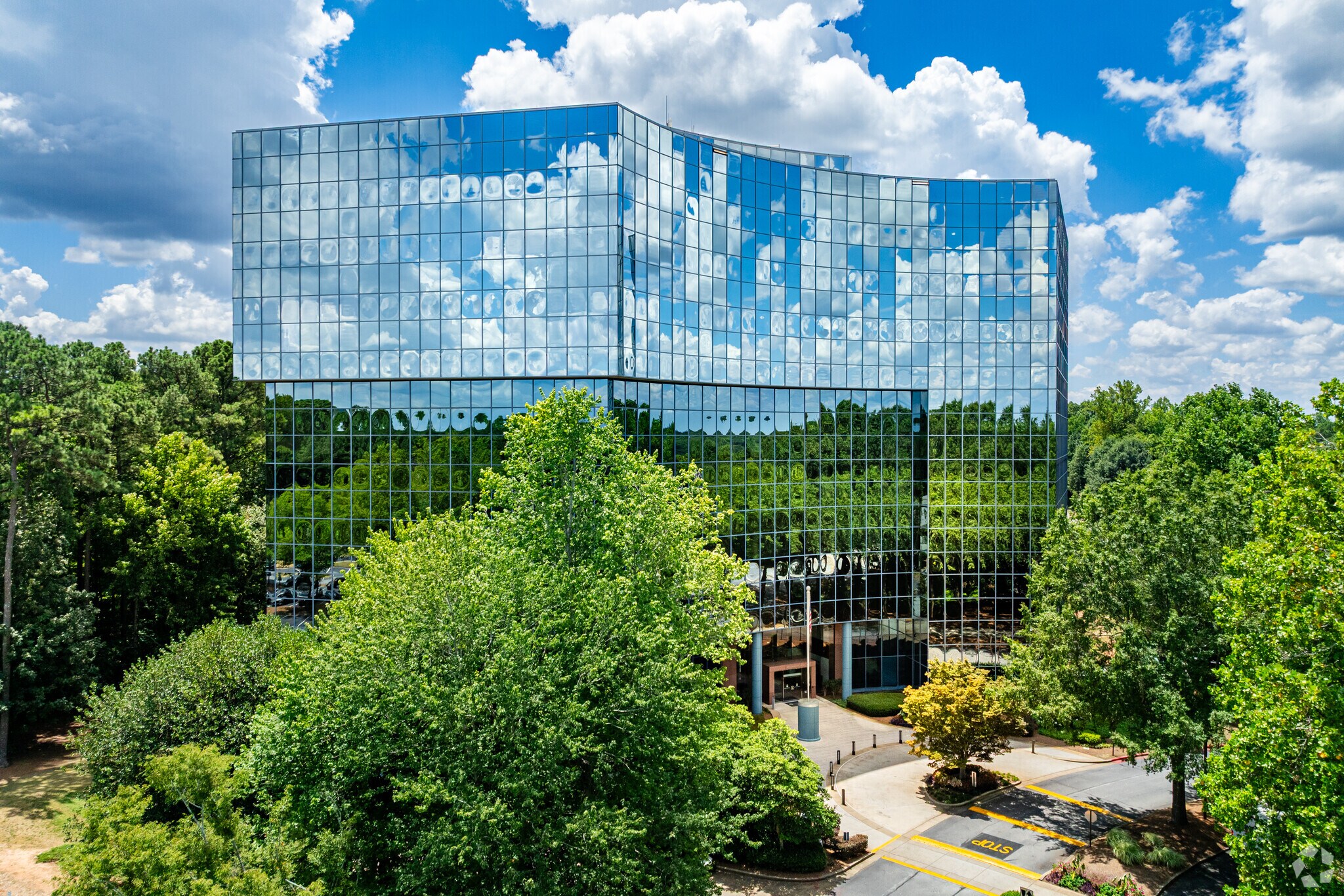 100 Crescent Center Pkwy, Tucker, GA à louer Photo de l’immeuble– Image 1 sur 20