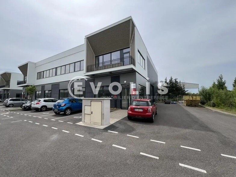 Local d’activités dans Chassieu à louer - Photo de l’immeuble – Image 2 sur 25