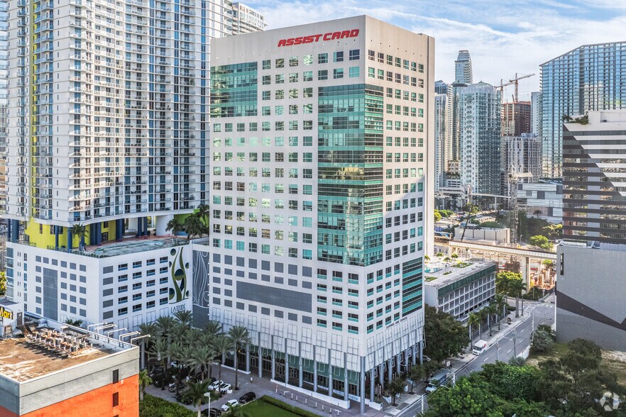 175 SW 7th St, Miami, FL à louer - Photo de l’immeuble – Image 2 sur 29
