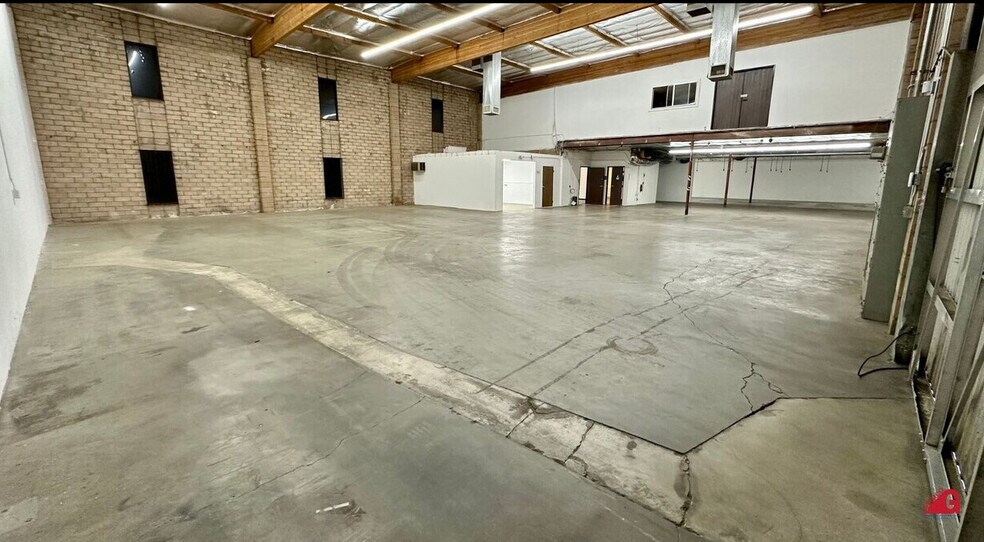 9851 Owensmouth Ave, Chatsworth, CA à louer - Photo intérieure – Image 3 sur 19