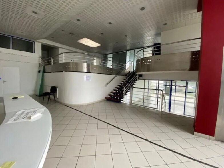 Local d’activités dans Aix-en-Provence à louer - Photo de l’immeuble – Image 3 sur 5