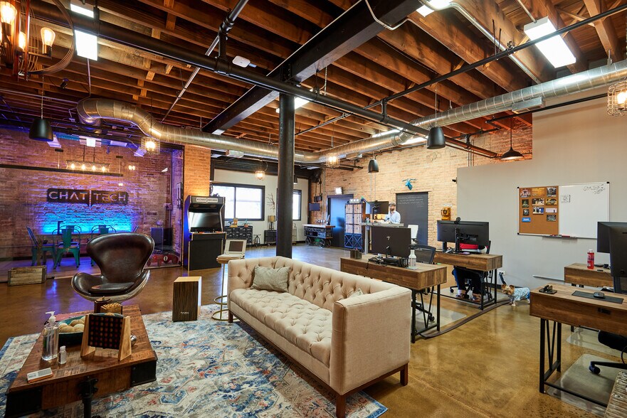 4256 N Ravenswood Ave, Chicago, IL à louer - Photo principale – Image 1 sur 11