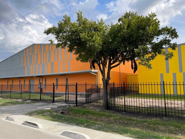 2202 Lone Oak Rd, Houston, TX à vendre - Photo de l’immeuble – Image 1 sur 19